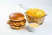 O sanduíche de frango pode ser acompanhado de batatas chips no combo da marca