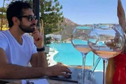 Em 2020, primeiro ano da pandemia, um dos destinos escolhidos por Rafael foi a Grécia. A hospedagem foi no hotel Myconian Utopia Relais & Châteaux Resort, cinco estrelas, com diárias que vão de R$ 3,3 mil a quase R$ 10 mil