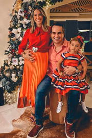 Grávida de uma menina, Helô Drummond com Leonardo Carneiro e a filha Laís