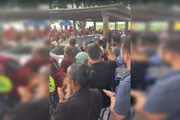 O enterro de Genivaldo foi marcado por choro, gritos e aplausos. A PF e o MPF abriram investigações para apurar o caso