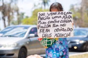 Ela chega à Rodoviária do Plano Piloto por volta de 11h30 e inicia a sua peregrinação pelos semáforos da região central de Brasília
