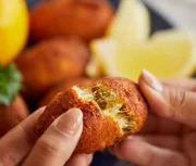 O bolinho de bacalhau é um dos sucessos de vendas 