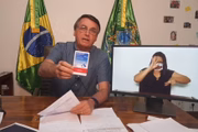 Bolsonaro faz live tradicional de quinta-feira e exibe a cloroquina