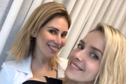 A especialista em pele com a atriz Monique Alfradique