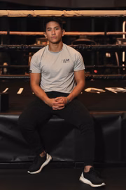 Abdul Mateen é chamado de "príncipe influencer" pela imprensa
