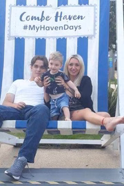 Sadie Kemp com os filhos Kenzie, 16, e Hendrix, 2 
