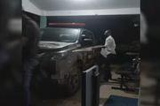 Momento da prisão do médico no posto de saúde de Cavalcante (GO), na Chapada dos Veadeiros