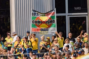 Cartaz associa os nomes de Bolsonaro e Donald Trump