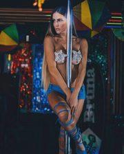Por outro lado, Deborah desembolsou R$ 15 mil para montar o look