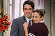 O casal Agnaldo (João Baldasserini) e Sandra Helena (Nanda Costa) em Pega Pega