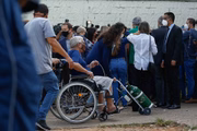 Idoso com cilindro de oxigênio chega a posto de vacinação
