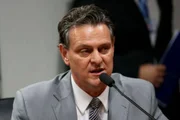 Há duas semanas, o senador Carlos Fávaro (PSD-MT) apresentou uma PEC que prevê um auxílio temporário de até dois anos para caminhoneiros autônomos comprarem diesel, além de propor a desoneração do combustível e a criação de auxílios com aumento de gastos para a União em 2022 e 2023