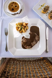 Dom Francisco – R$ 59 (St. de Clubes Esportivos Sul Trecho 2) Entrada: bruschettas de cogumelos frescos e café Prato Principal: filé ao molho de café e fritas rústicas Sobremesa: vrème brûlée de café