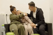 Refém israelense com os pais, em hospital