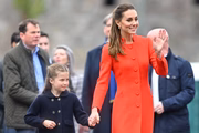 Princesa Charlotte e Kate Middleton acenam para os súditos 