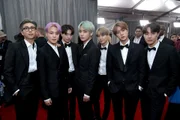 O BTS foi o primeiro grupo a fazer diversas coisas nos Estados Unidos, como suas performances nos Grammys, MTV VMAs e Billboard Music Awards