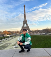 Marlon Barreto posa para fotos em Paris