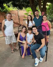 Luan, Iza e os familiares do cantor