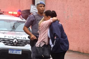 Pais chegam desesperados em escola onde adolescente de 13 anos entrou nesta manhã e esfaqueou quatro pessoas
