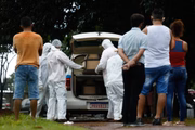 Carro funerário chega com mais um caixão de vítima da Covid-19 em cemitério de Goiânia