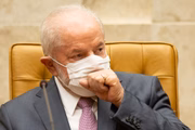 Ele usando máscara de proteção facial por orientação médica, antes da cirurgia