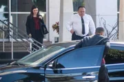 Sem máscara, Pauzello deixa hotel militar com namorada