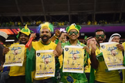 Os fãs do Brasil desfrutam da atmosfera pré-jogo antes da partida das oitavas de final da Copa do Mundo 