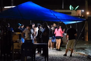 Em um estabelecimento, a PM encerrou a festa, mas muitos frequentadores ficaram bebendo do lado de fora