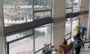 Manifestantes quebraram as janelas