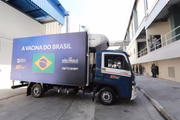 Caminhão com doses da Coronavac