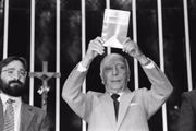 Ulysses Guimarães apresentando a Constituição