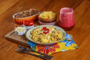 A matula adaptada é servida com queijo, tomates e carne-seca