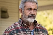 Mel Gibson posa sério para as redes sociais