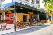 Inspirado nas fraternidades universitárias norte-americanas, o <b><a href="https://www.facebook.com/deltabarbsb/" target="_blank">Delta Bar</a></b> acolhe os fãs da bola oval pelo terceiro ano seguido para a grande final da NFL. Uma vez no restaurante, o cliente escolhe qual time irá vencer a partida e recebe uma pulseira. Se acertar o campeão, ganha uma cortesia de bebida ou comida na próxima visita ao bar. Basta apenas apresentar a pulseira. A promoção é válida para todo o mês de fevereiro. Até o início da disputa, a Budweiser de 600 ml terá dose dupla (R$ 12 a garrafa). Após o começo do confronto, o torcedor ganha a quarta cerveja de graça na compra de três. Entre uma jogada e outra, os espectadores poderão tirar fotos com totens de Tom Brady e Todd Gurley, um dos astros do Los Angeles Rams