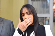 Lisa Gomes chora ao chegar em delegacia para depor contra Bruno