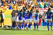 Jogadoras brasileiras comemoram o primeiro gol, marcado por Gabi Nunes aos 5 minutos do primeiro tempo