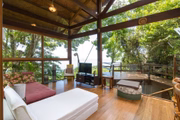 Com uma área de 153m², ela é um verdadeiro show de arquitetura