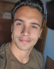 Eles namoram há seis meses e ele se diz apaixonado. Adora dançar