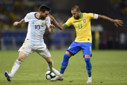 Daniel Alves tem "parças" de alto nível, como Messi...