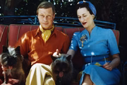 O rei Edward causou polêmica ao abdicar o trono em 1936 para se casar com Wallis Simpson, uma plebeia americana duas vezes divorciada e rejeitada pela Igreja Anglicana, da qual ele era o chefe 