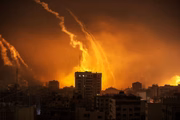 Devido ao corte de eletricidade de Israel e não permitindo o fornecimento de combustível, Gaza mergulhou na escuridão e o céu foi frequentemente iluminado pelas bombas lançadas