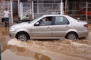 Moradores começam a voltar para casa após as enchentes