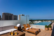 No conceito de wellness (bem estar), a piscina no alto do prédio convida os hóspedes a aproveitar a vista para o mar 