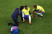 Neymar precisou ser atendido dentro de campo