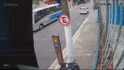 Menino percebe aproximação de veículo descontrolado 