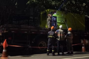 Funcionários da Enel instalam geradores na rua General Jardim na noite de terça-feira (19/3)