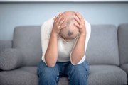 A alopecia traumática pode ser causada por traumatismo na cabeça ou pelo hábito frequente de arrancar os fios de cabelo. A seborreica é causada por uma dermatite, que pode ser tratada com o uso de medicamentos A alopecia traumática pode ser causada por traumatismo na cabeça ou pelo hábito frequente de arrancar os fios de cabelo. A seborreica é causada por uma dermatite, que pode ser tratada com o uso de medicamentos