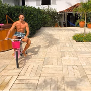 Cauã Reymond pedalando de toalha