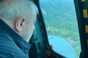 Lula sobrevoa região atingida pelas chuvas no litoral de SP