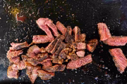 Pratos e carnes assinadas por chefs renomados
